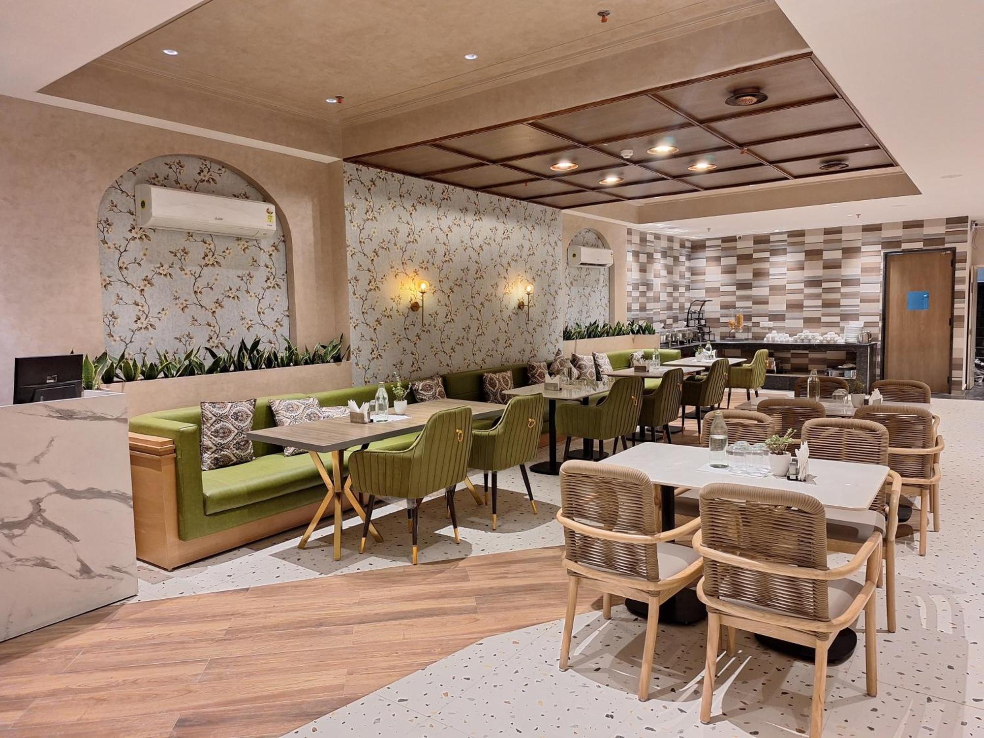 Iva Premium Delhi Airport With Airport Drop Hotel New Delhi Exterior photo